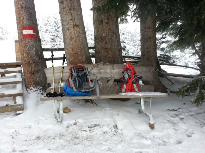 Pause beim Aufstieg- in der Bank ist ein Log vom Salzburger Almenweg geschnitzt (Foto: hikekarin.com) 