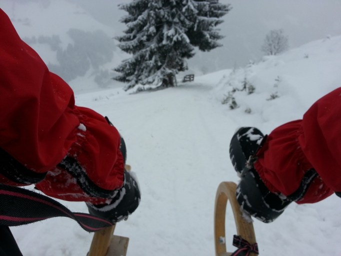 Gamaschen- der Geheimtipp beim Rodeln! Man kriegt den ganzen Schnee nicht in die Hosen (Foto: Hikekarin.com)
