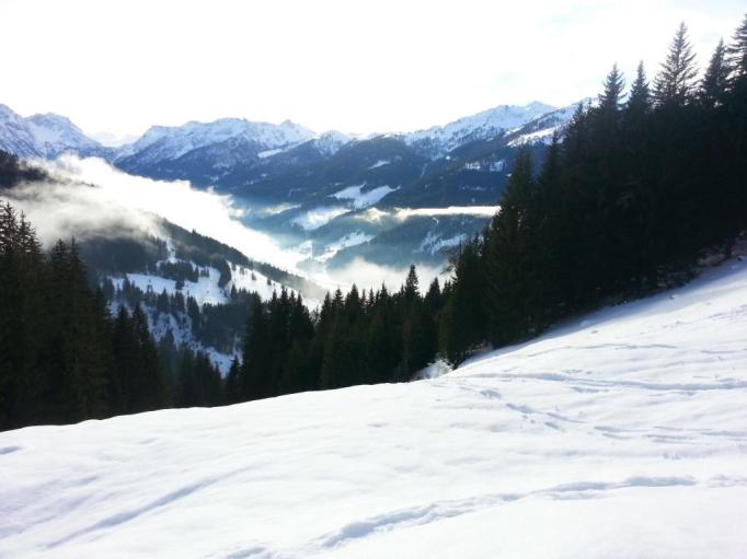 Über frisch verschneite Flächen gehen- das ist ds Schöne am Schneeschuhwandern (Foto: hikekarin.com)