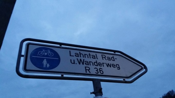 Laufen auf dem Lahntalradweg in der Dämmerung