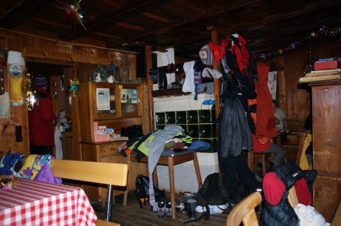 Kuschelig ist es in der Kleinarler Hütte (Foto: hikekarin.com)