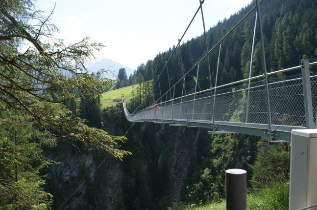 Herausfordernde Holzgauer Hängebrücke (Foto: Hikekarin.com)