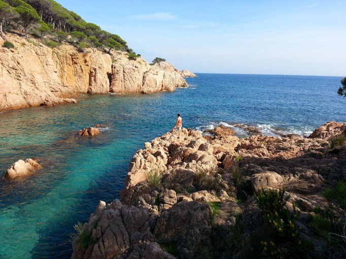 Schroff fallen die Felsen ins Meer (Foto: Hikekarin.com)