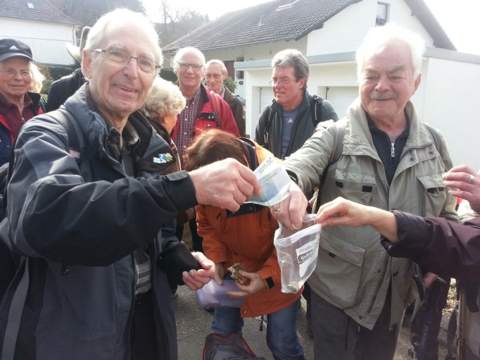 Spenden Sammeln beim Rheinsteig-Erlebnislauf (Foto: Hikekarin.com)