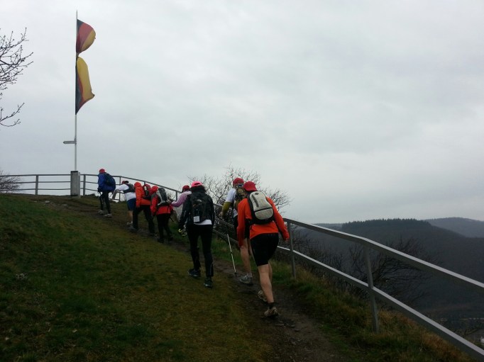 Steife Brise und Schauer erschweren den Lauf (Foto: Hikekarin.com)