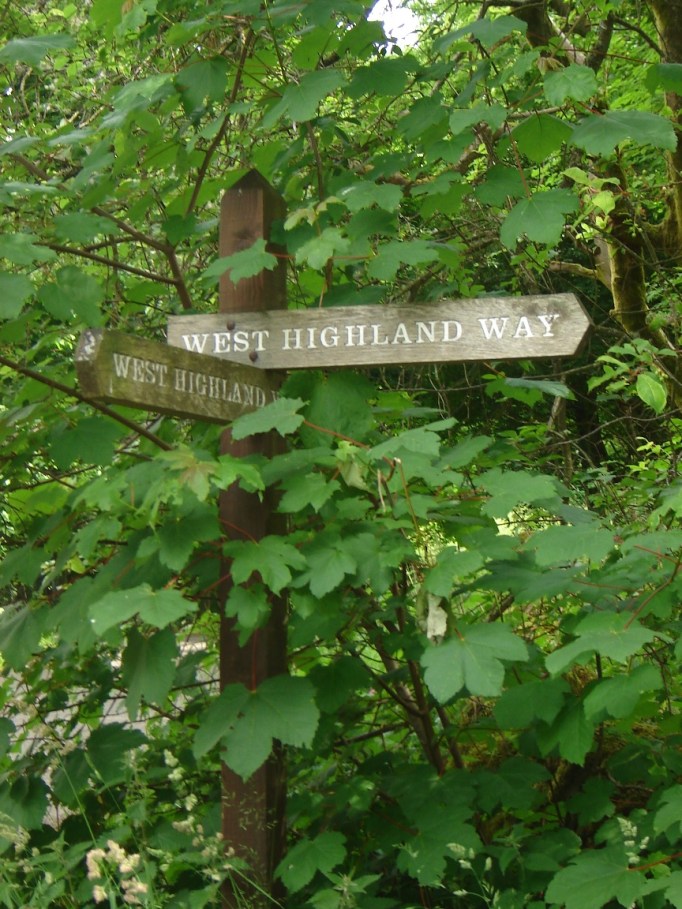 Urige Wegweiser begleiten die Strecke am West-Highland-Way in Milngavie (Foto: Hikekarin.com)