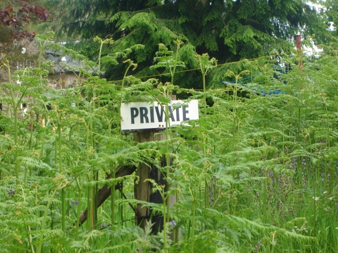 Zäune und Gatter wollen respektiert werden. (Foto: Hikekarin.com)