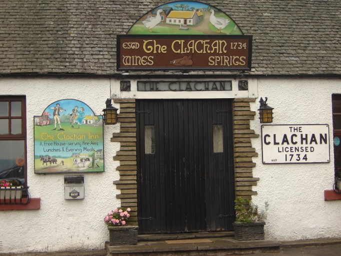 Mein erster Kontakt mit einem echten schottischen Pub (Foto: Hikekarin.com)