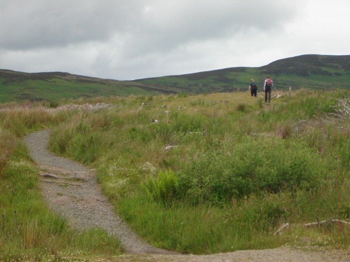Auf dem West-Highland-Way hinauf zum Conic Hill (Foto: Hikekarin.com)