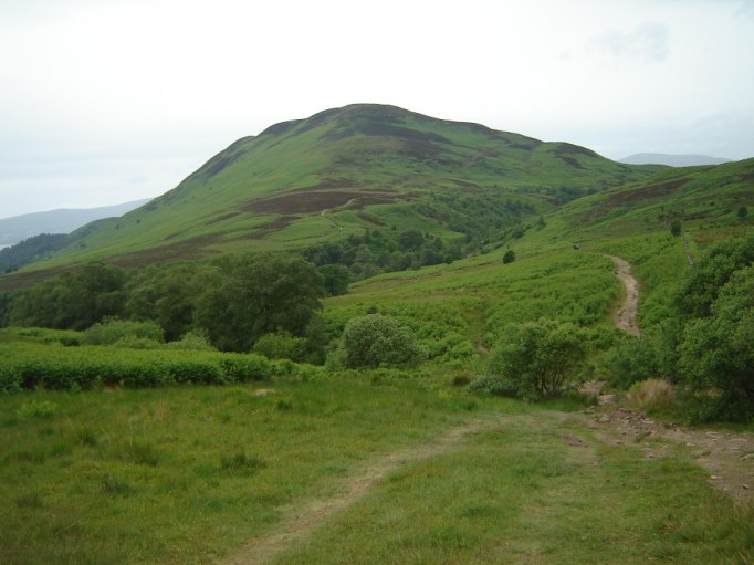 Mein erster schottischer "Gipfel" in Sicht- der Conic Hill (Foto: Hikekarin.com)
