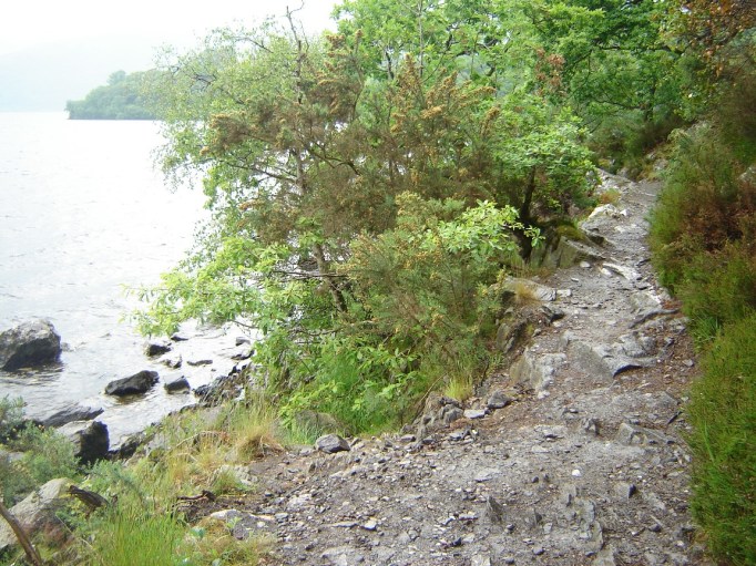 Steinige Pfade am Seeufer(Foto: Hikekarin.com)