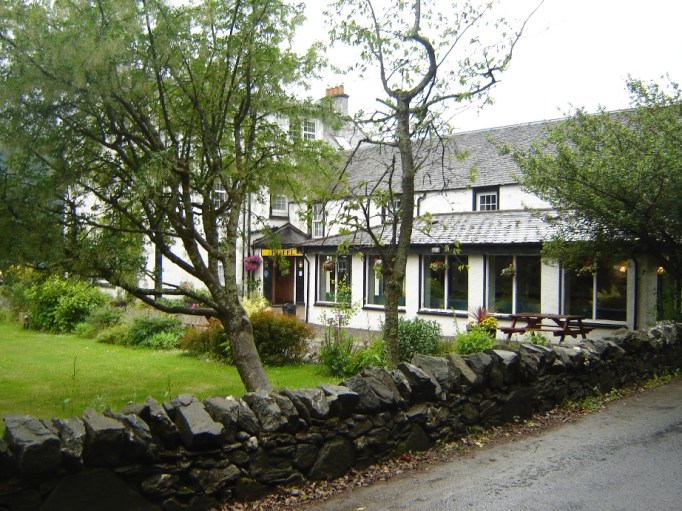 Recht einsam liegt das Rowardennan Hotel (Foto: Hikekarin.com)