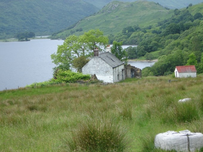 Einsame Häuser am Loch Lommond (Foto: Hikekarin.com)
