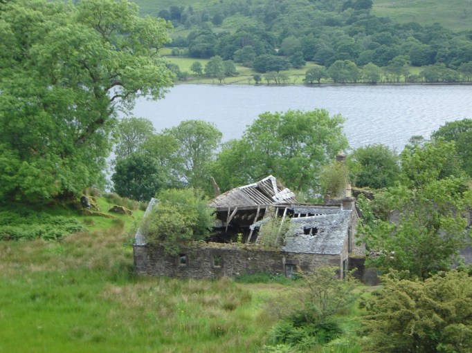 Die Natur erobert ein verlassenes Farmhaus (Foto: Hikekarin.com)