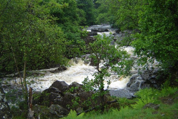 Reißender Glen Falloch im Regen (www.hikekarin.com)