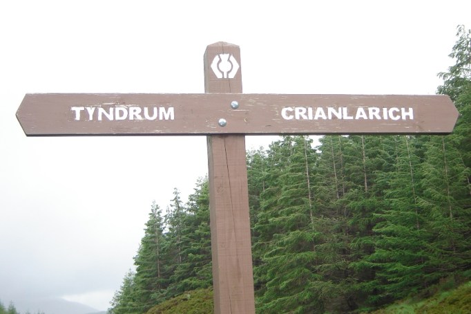 Hinweisschild mit weißer WHW-Markierung (Foto: Hikekarin.com)