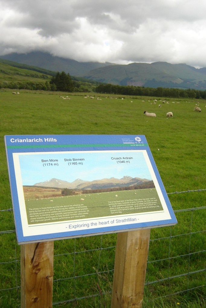 Blick zu den wolkenverhangenen Crianlarich Hills (Foto: Hikekarin.com)
