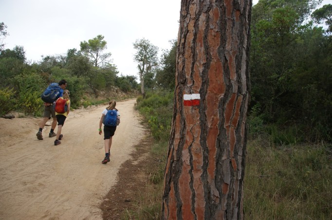 Das Markierungszeichen des Cami de Ronda (Foto: Hikekarin.com)