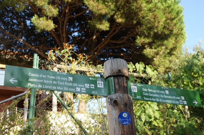 Wegweiser des Küstenfernwanderwegs (Foto: Hikekarin.com)