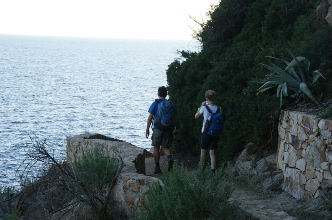 Schmaler Panoramaweg - direkt am Meer (Foto: Hikekarin.com)