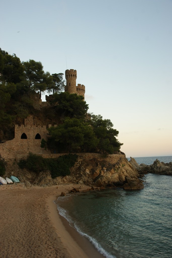 Strand-Burg-Felsen sind typisch für die Küstenorte (Foto: Hikekarin.com)