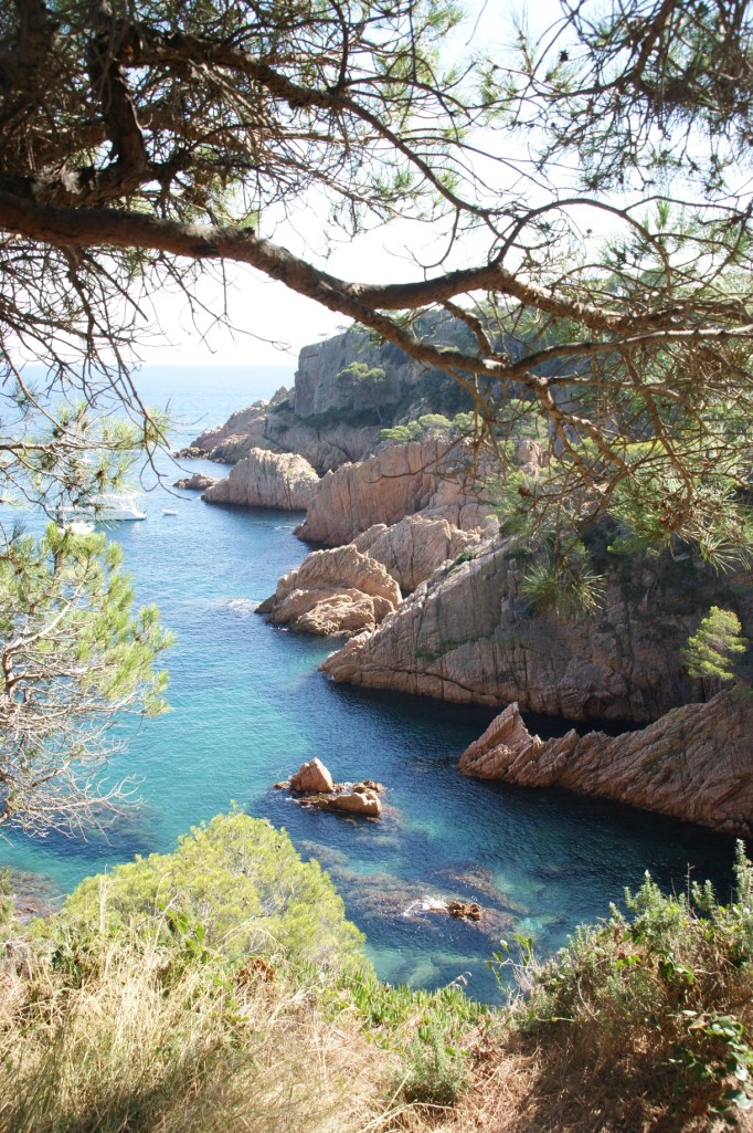 Cliffs und blaues Mittelmeer - die katalanische Küste (Foto: Hikekarin.com)