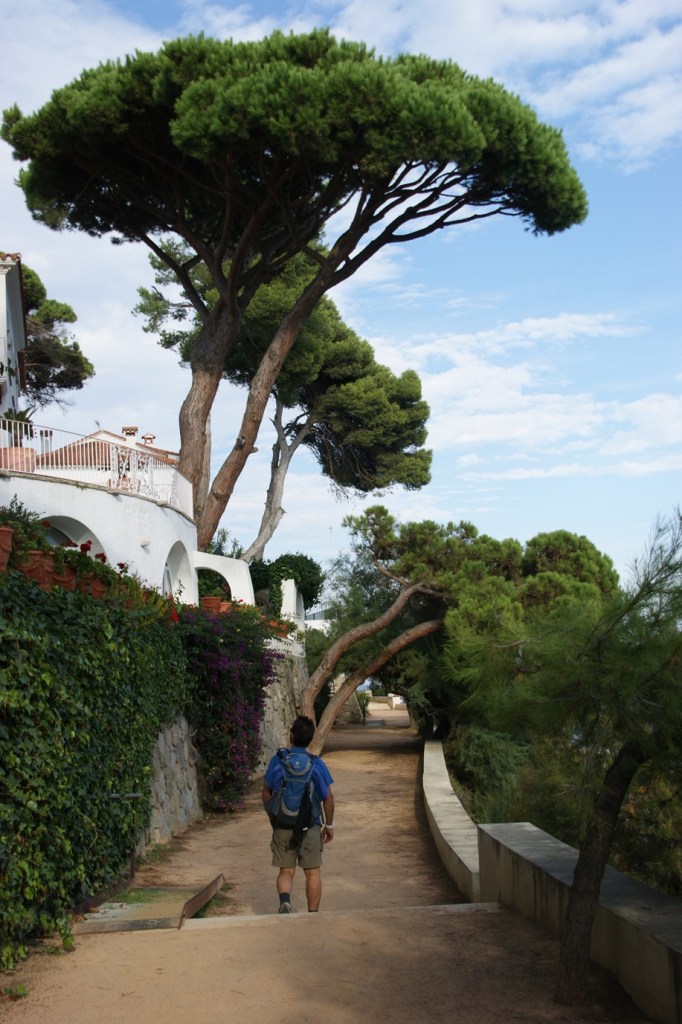 Flanieren auf dem Camin de Ronda bei San Agaro (Foto: Hikekarin.com) 
