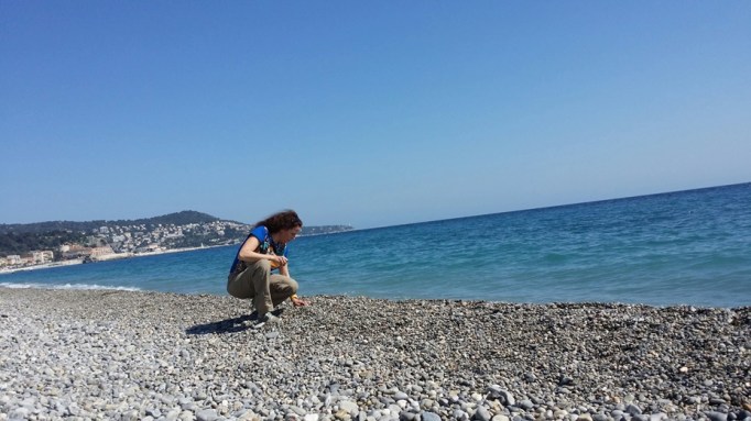 Steine sammeln an der Bucht von Nizza (Foto: Hikekarin.com)