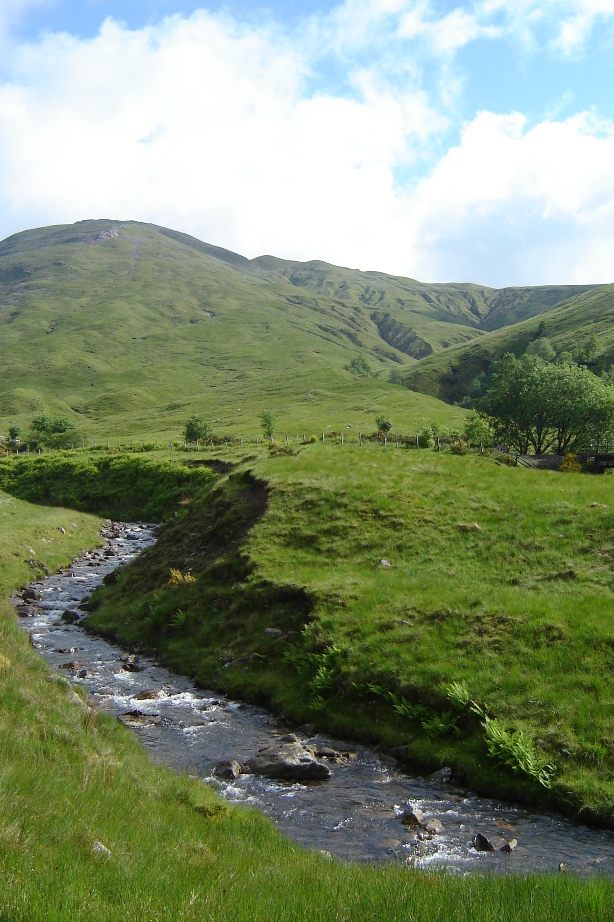 Farbenfroh ging es bei Tyndrum los (Foto: Hikekarin.com)