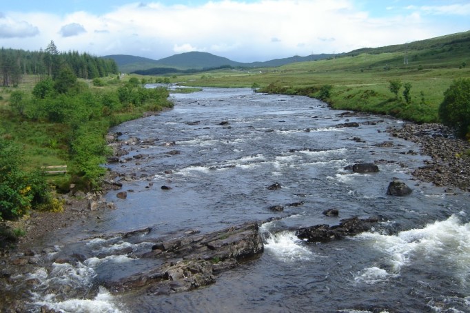 Der River Orchy wird gequert (Foto: Hikekarin.com) 