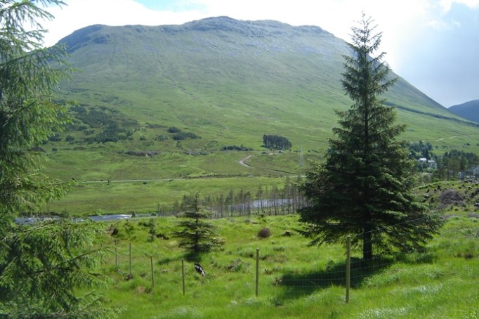 Blick zurück auf Bridge of Orchy und die beiden Gipfel des "Beinn an Dorain" (Foto: Hikekarin.com)