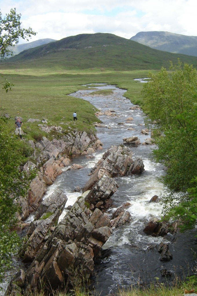 Das gefaltete Gestein - gut im Bach sichtbar (Foto: Hikekarin.com)