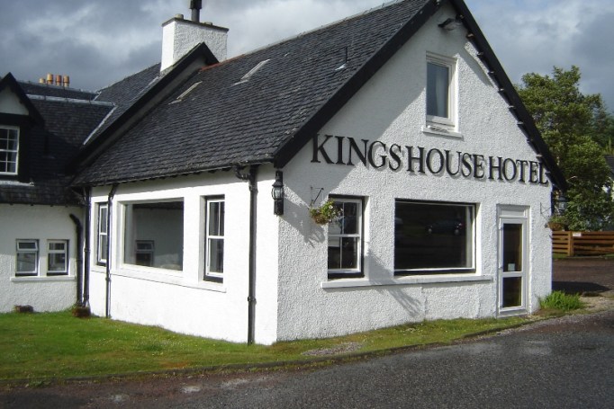 Angekommen - das einzige Hotel weit und breit (Foto: Hikekarin.com)