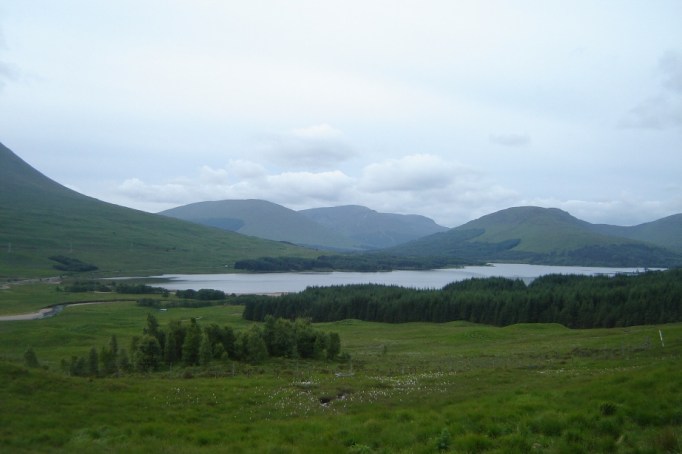 Loch Tulla von Ferne (Foto: Hikekarin.com)