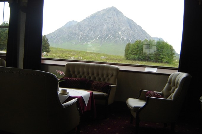Beim Kaffee-Trinken in der Hotel-Lounge mit Blick auf den "Buachaille Etive Mór"- 1.000m NN (Foto: Hikekarin.com)