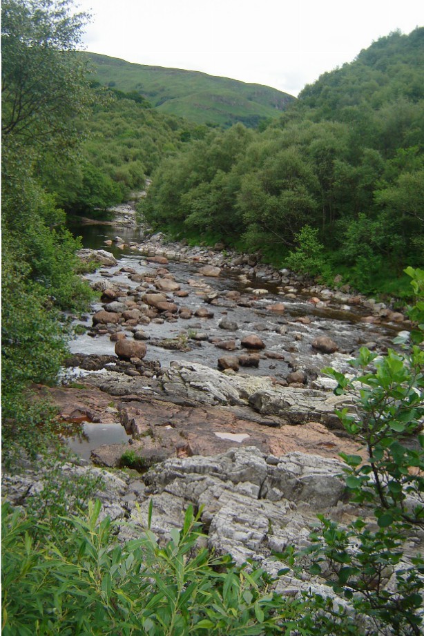 Bäche queren rechts und links (Foto: Hikekarin.com)