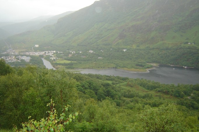 Blick zurück auf Kinlochleven und den Loch Leven (Foto: Hikekarin.com)