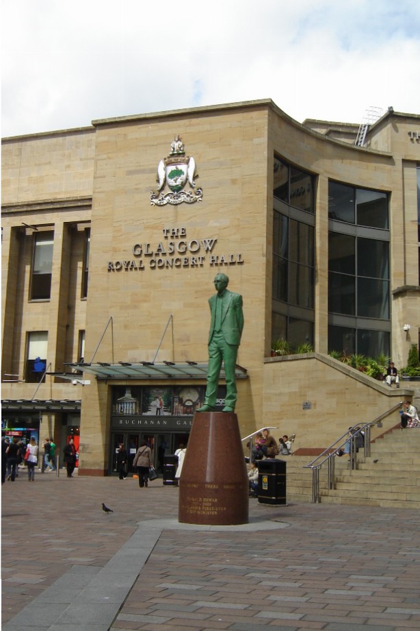 Das Gebäude kam mir nach der Wanderung riesig vor! (Foto: Hikekarin.com)