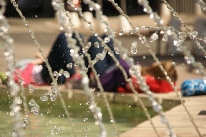 Wassertropfen am Brunnen (Foto: Hikekarin.com)