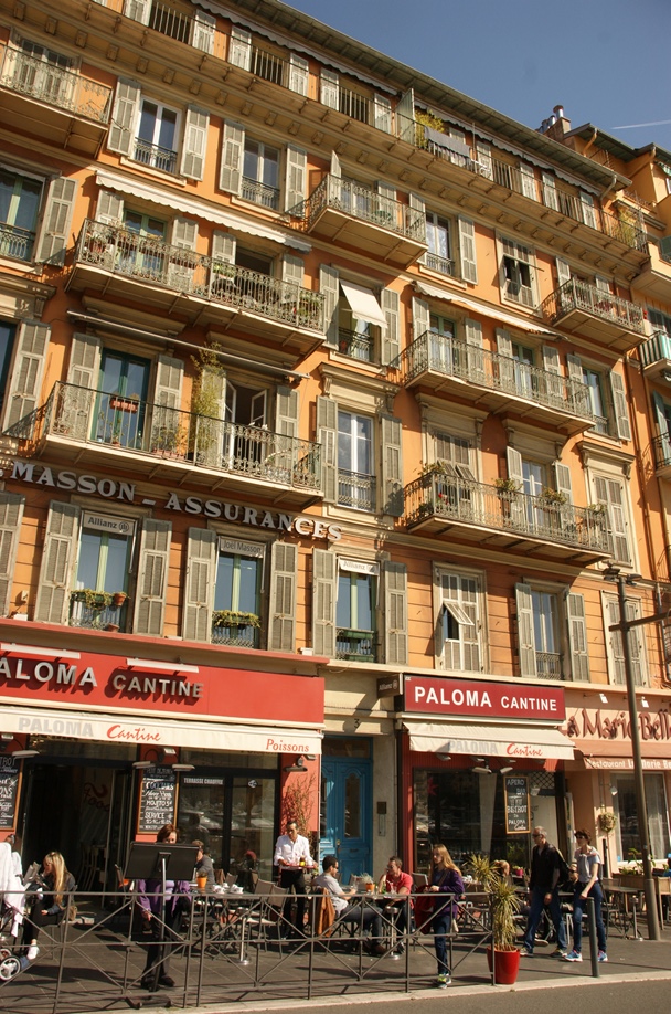 Hübsche Häuser und gemütliche Cafés am Hafen (Foto: Hikekarin.com)