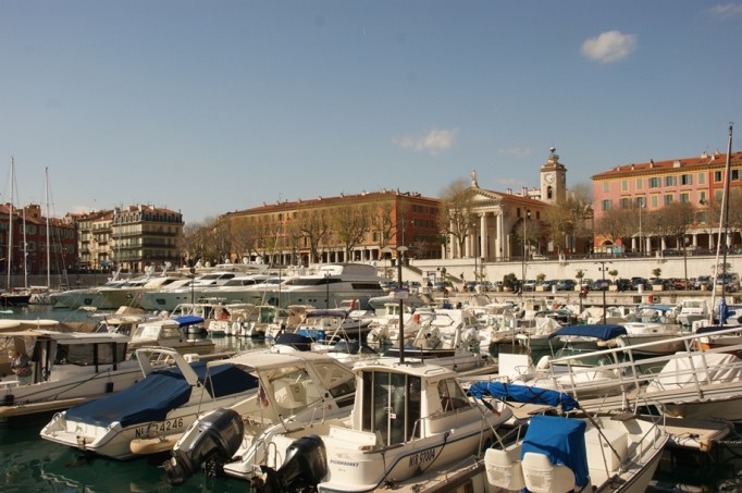 Der alte Hafen von Nizza (Foto: Hikekarin.com)