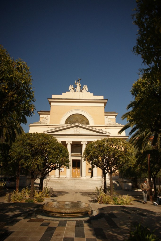 Une place - typisch für Nizza: alt, schön und gemütlich (Foto: Hikekarin.com)