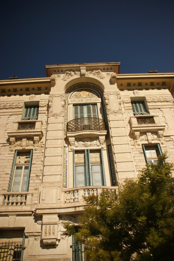 Hübsche Gebäude in der Neustadt von Nizza (Foto: Hikekarin.com)
