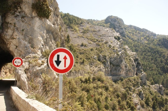 Spannende Bergstraße bei Peille (Foto: Hikekarin.com)