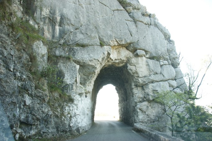Felsentor auf der Bergstraße Richtung Paillon (Foto: Hikekarin.com)