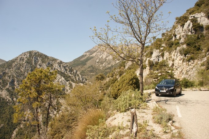 Auf toller Bergstraße von Sainte Agnès nach Menton (Foto: Hikekarin.com)