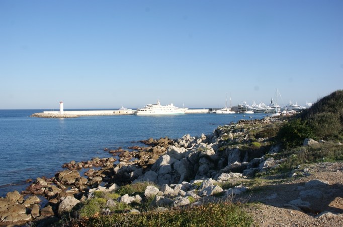 Pfade in Küstennähe laden zum Spazieren ein (Foto: Hikekarin.com)