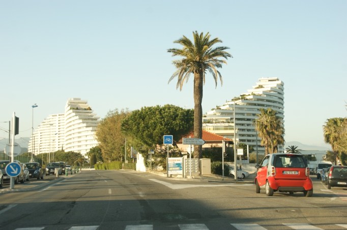 Ein Hingucker- Appartmentanlage von Villeneuve an der Küstenstraße (Foto: Hikekarin.com)