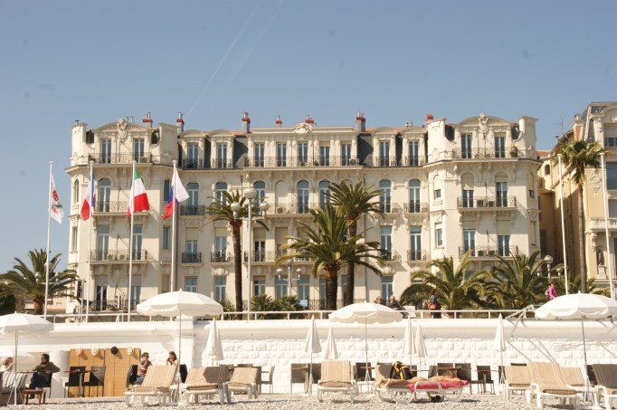 Strandcafé am Quai Anglais (Foto: Hikekarin.com)