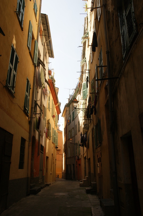 Altstadtstraße in Nizza (Foto: Hikekarin.com)
